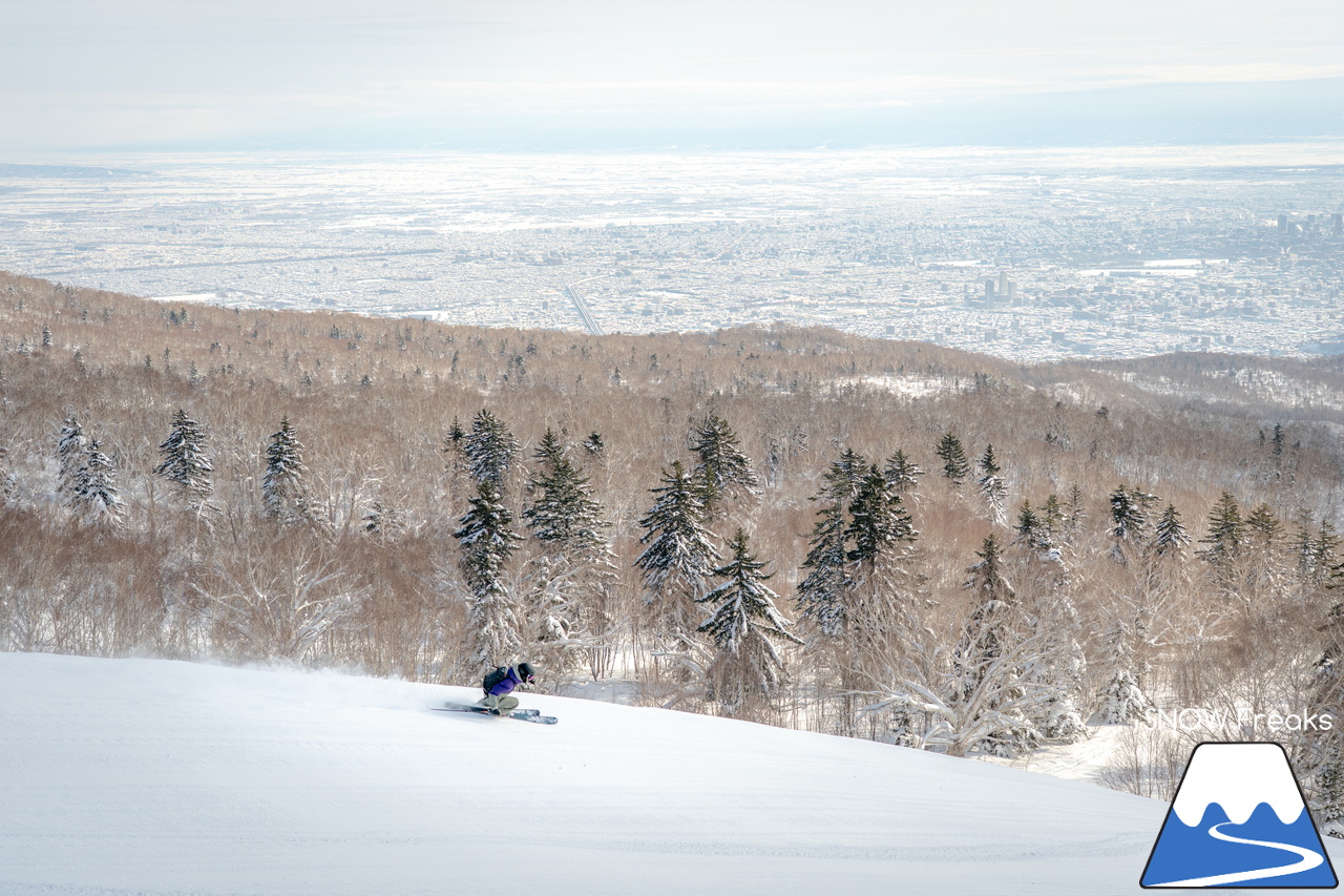サッポロテイネ｜プロスキーヤー・中西太洋さんが、今季 SNOW Freaks 初登場。コンディション良好なゲレンデ＆パウダーを滑る、そして、撮る！